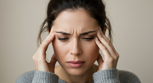 스트레스로 인해 편두통이 발생한 성인 여성
