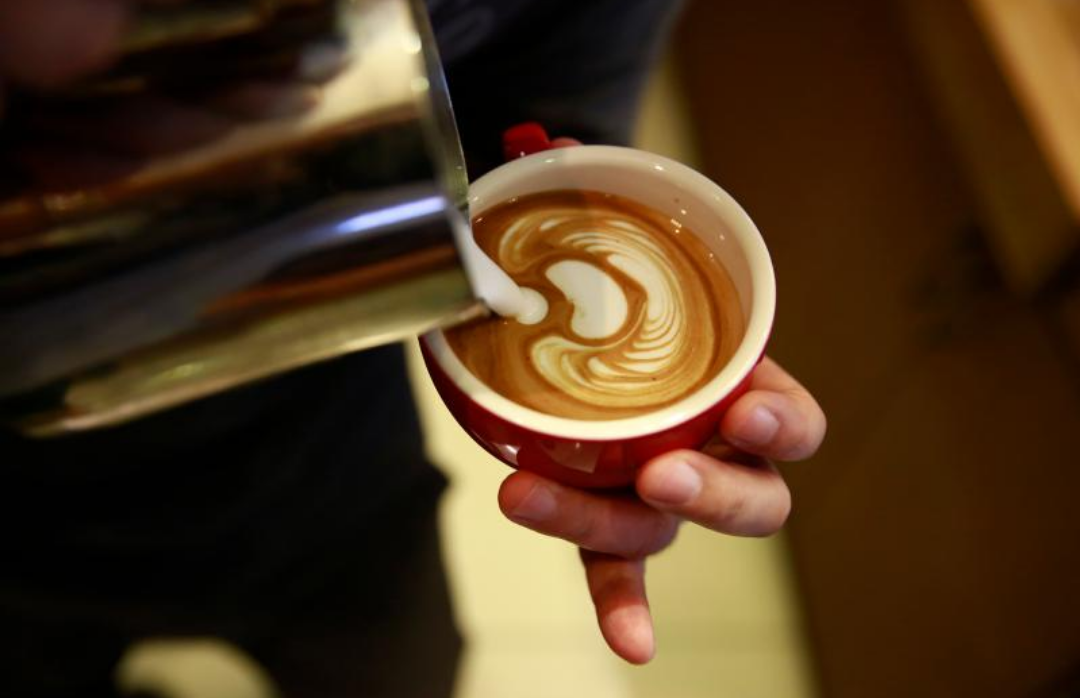 라떼아트를 만들고 있는 바리스타