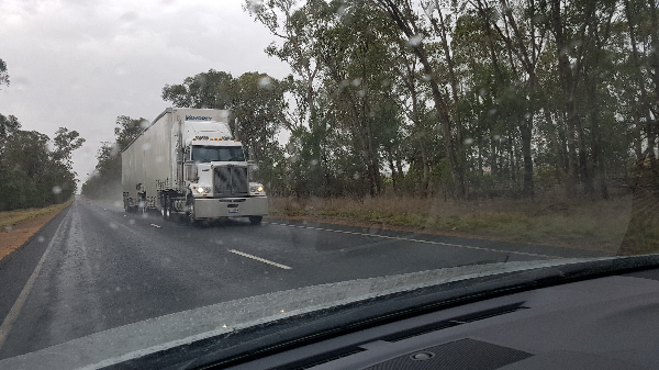 호주의 고속도로에서 흔히 마날 수 있는 대형 차량