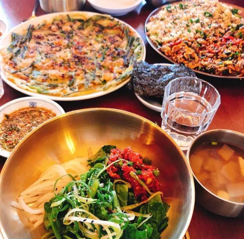Gyeongju Hwanglidan-gil Hyanghwajeong, Hanwoo Bibimbap or Cockle Bibimbap for family dining.