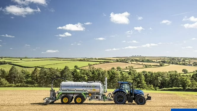 소똥으로 움직이는 세계 최초 트랙터 개발 VIDEO: World's first tractor powered by COW DUNG is unveiled