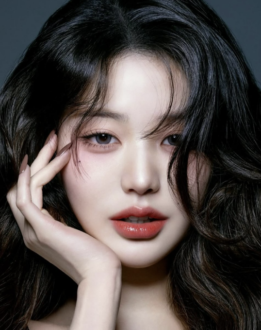 장원영 얼굴이 클로즈업 된 사진