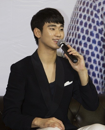 배우 김수현 태국팬미팅 배드민턴 논란