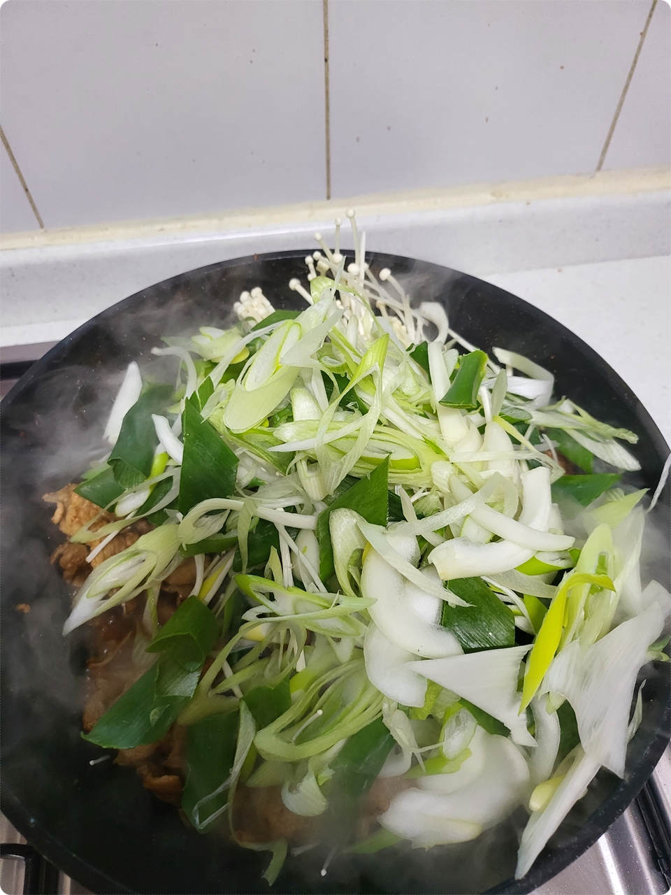 야채 넣고 볶아 주기