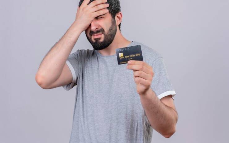 이마를 치며 카드를 들고있는 남자