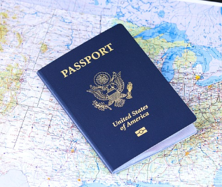 지도위에 놓여진 여권