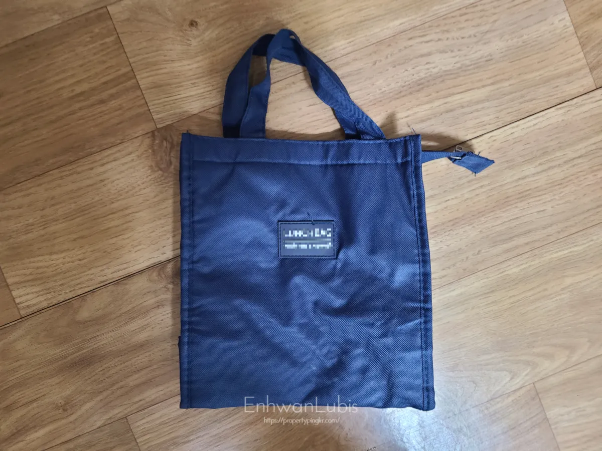 남색-직사각형-손잡이-달린-가방-입구에-지퍼가-달려있는