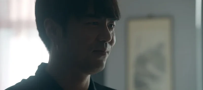어느 실내를 배경으로 서 있는 드라마 무빙의 윤성욱 캐릭터