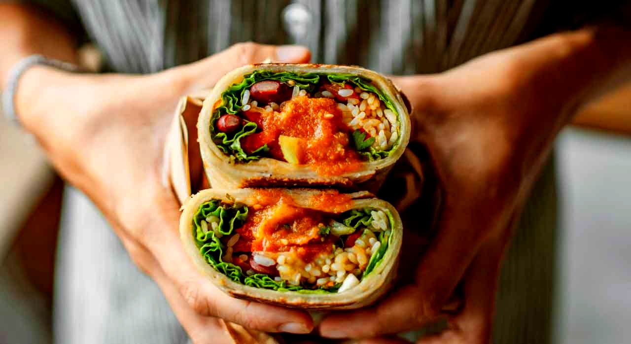 다양한 재료로 꽉찬 부리또 단면 클로즈업 이미지다. [ⓒPexels &lsquo;ROMAN ODINTSOV&lsquo;]