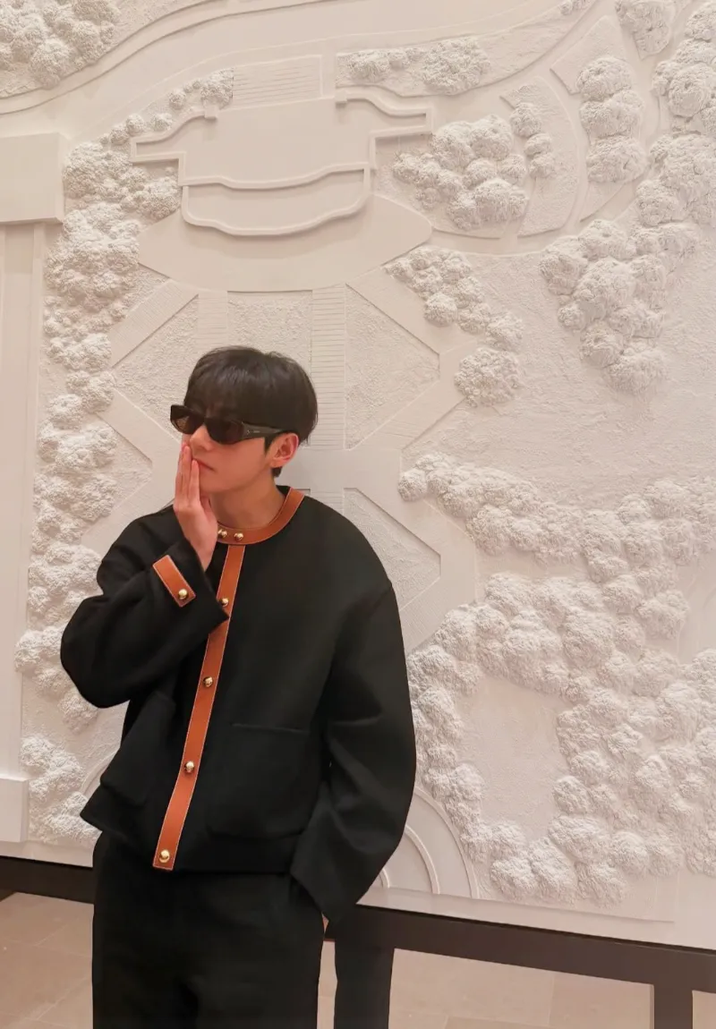 BTS 뷔, 뷔 공항패션, 뷔 패션위크 참석, 뷔 셀린느 패션쇼, 뷔 셀린느 앰버서더, 뷔 셀린느 2026, 셀린느 2026 컬렉션, 셀린느 패션 트렌드, 파리 패션위크, 인천공항 뷔 출국, 뷔 런웨이 룩, 뷔 셀린느 2026 컬렉션, 셀린느 글로벌 앰버서더, 생클루 국립공원 패션쇼, 뷔 패션 아이콘, BTS 뷔 셀린느, 뷔 셔츠 스타일, 셀린느 캐시미어 카디건, 뷔 히로노 인형, 뷔 셀린느 화보, 셀린느 남성룩, 뷔 셀린느 무드, 뷔션위크, Vashion Week, TaehyungXCeline