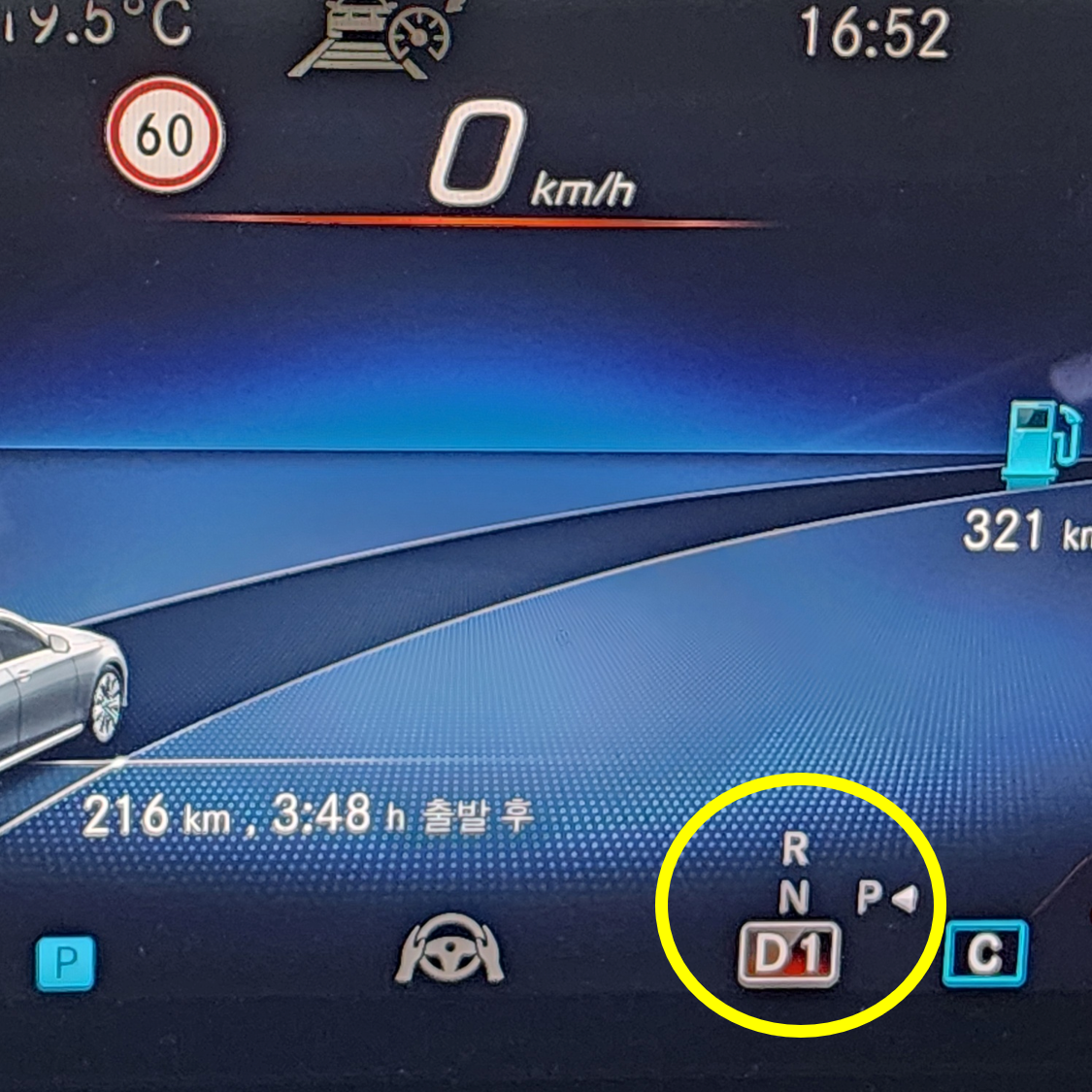 계기판 클로즈업 화면으로, 주행 모드 표시 영역이 노란색 원으로 표시되어 있으며 현재 D1(전진 1단) 모드가 활성화되어 있음.
