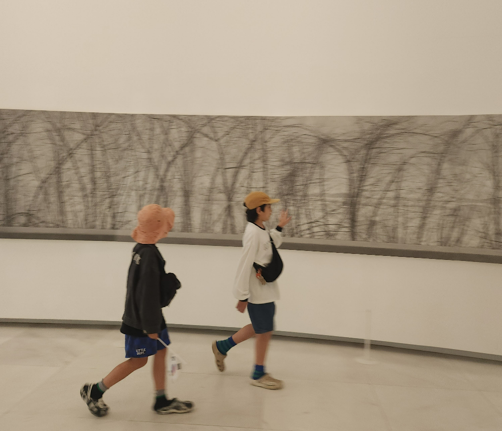 초등학생 자녀와 갤러리 데이트 이미지