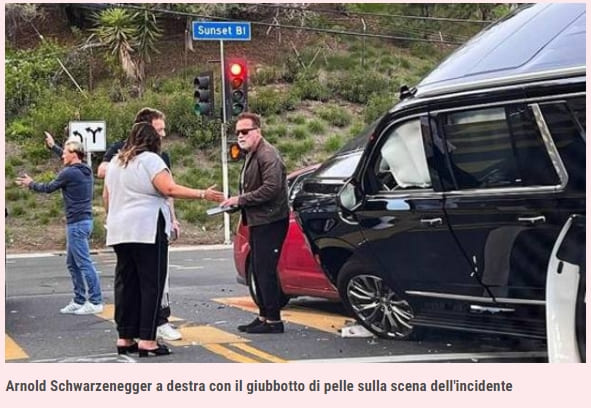 슈워제네거, LA서 4중 충돌 사고 내 VIDEO: Arnold Schwarzenegger, incidente d'auto a Los Angel