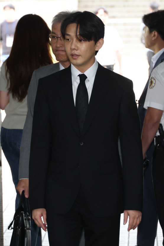 배우 유아인이 법원에 출석하는 모습