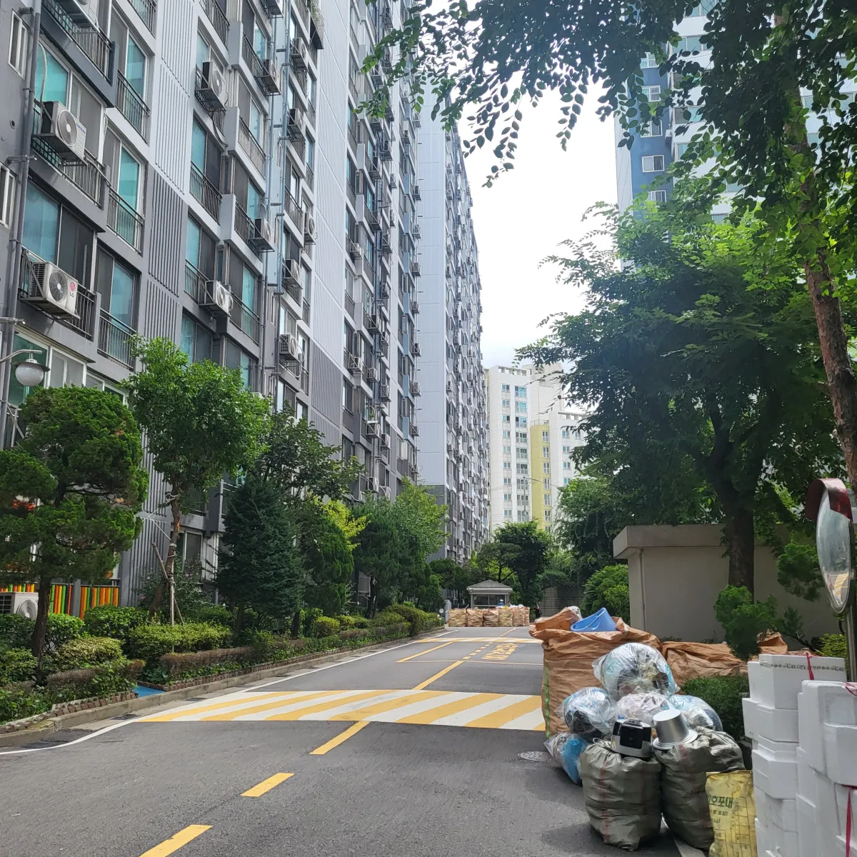 평탄한-두산아파트의-전경