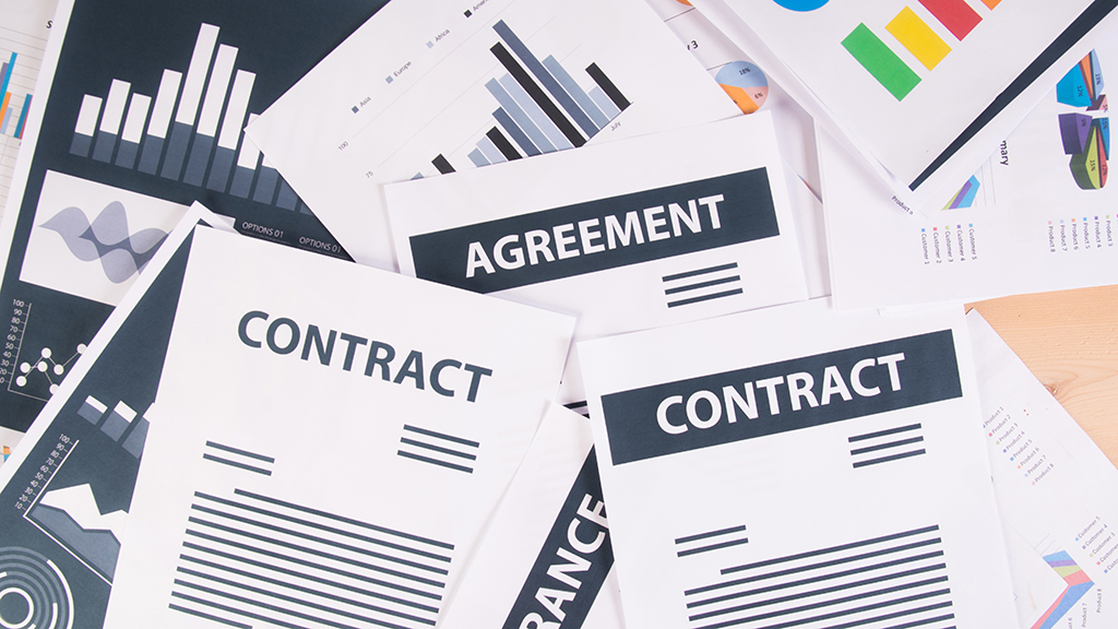 서로 겹쳐 있는 서류들 이미지