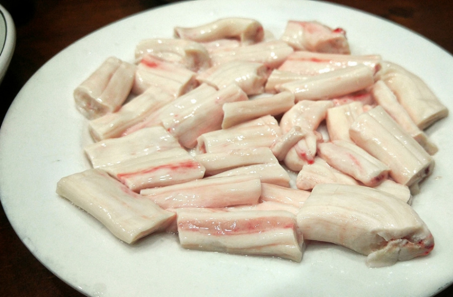 소의 골수를 빼서 뜨거운 물에 살짝 데친 것을 테이블 위에 동그랗고 하얀 접시에 가득 담아두고 찍은 사진