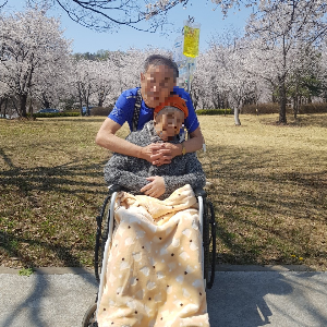 가족과 함께 미소 짓는 환자의 모습