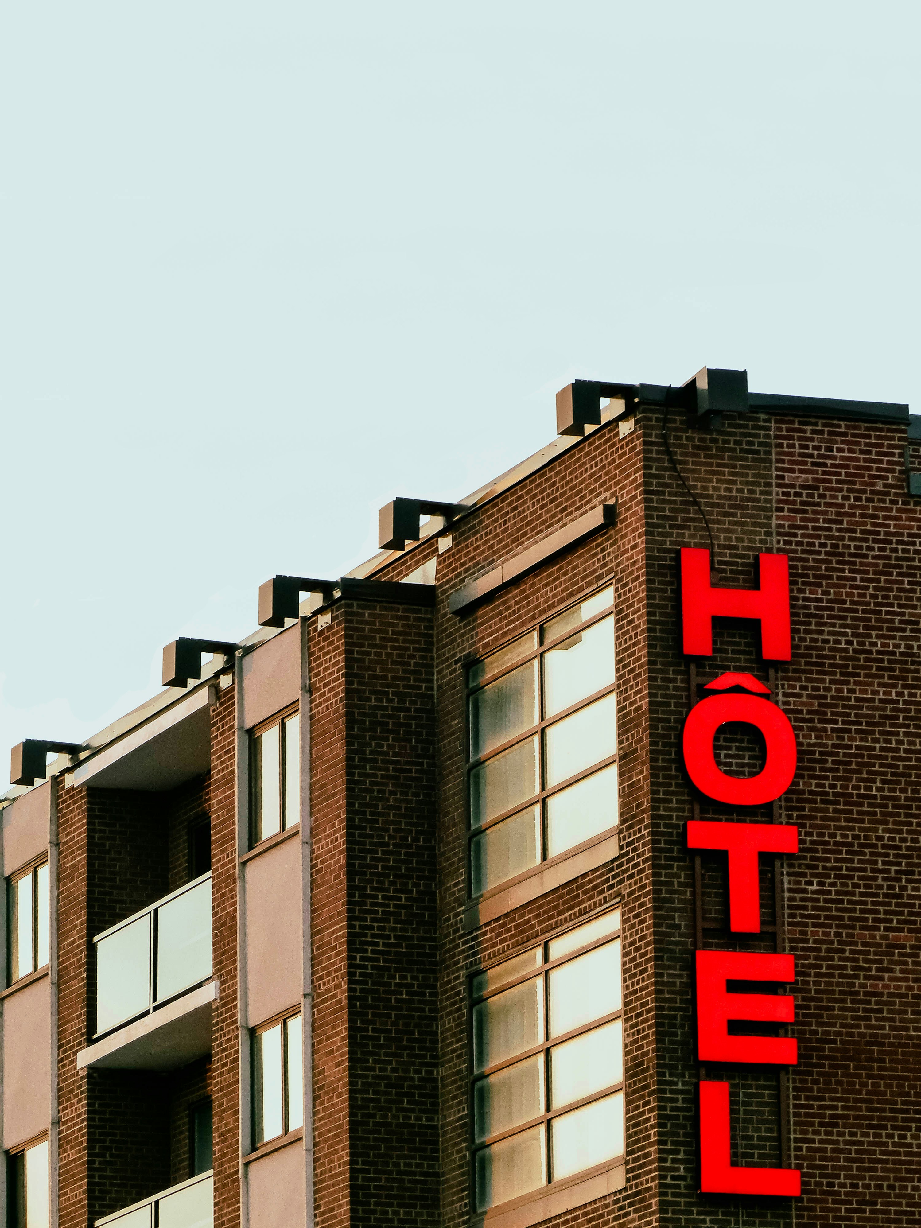 건물 측벽에 영어로 호텔이라고 광고