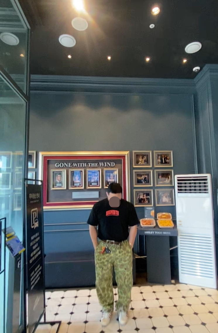 데일리룩(2025. 7. 29.)빈티지 구제 와이드 반팔 하프 티, 브론슨 BRONSON M43 덕헌팅 카모 카고팬츠 카모바지, 리바이스 501 벨트, 아디다스 슈퍼스타 82 레드