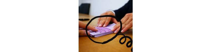 돈-건네주는-모습