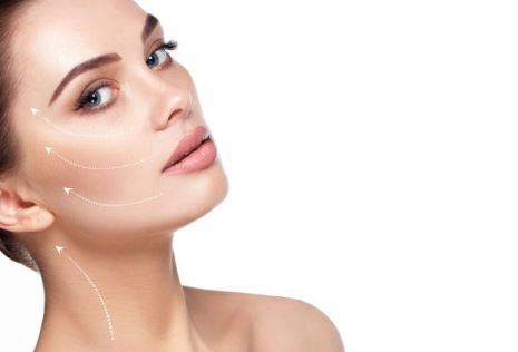 여성얼굴에 위쪽으로 끌어올리는 화살표방향이 여러개있는 사진