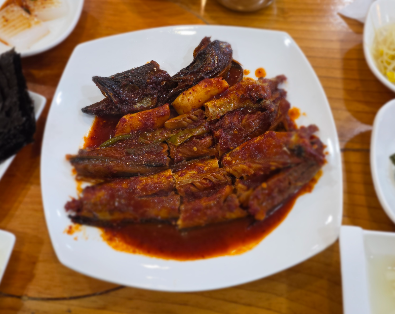 명태조림이 테이블 위에 있다