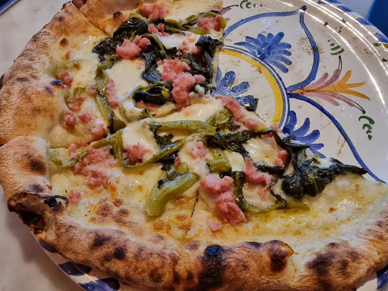 접시에-피자-네조각