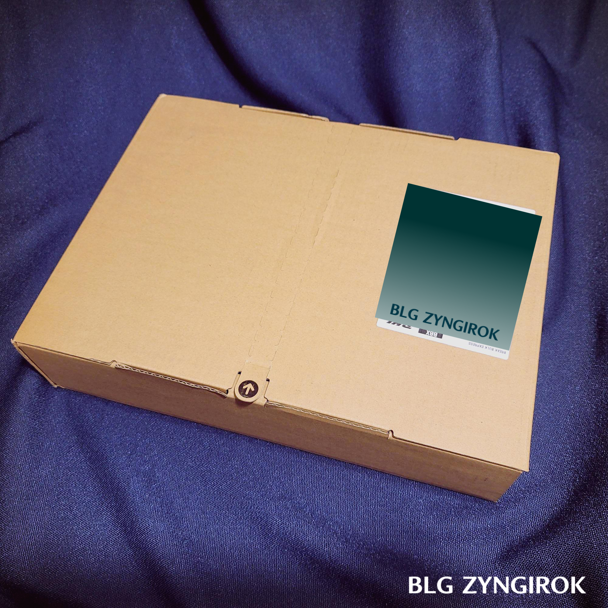 도착한-맥북이-열려지길-기다리고-있다