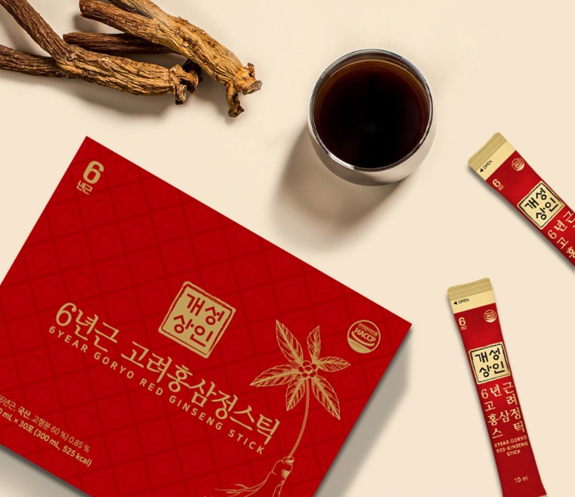 '풍년보감 6년근 홍삼 추출물 에브리데이' 스틱 하나를 손으로 쉽게 열 수 있는 클로즈업 사진