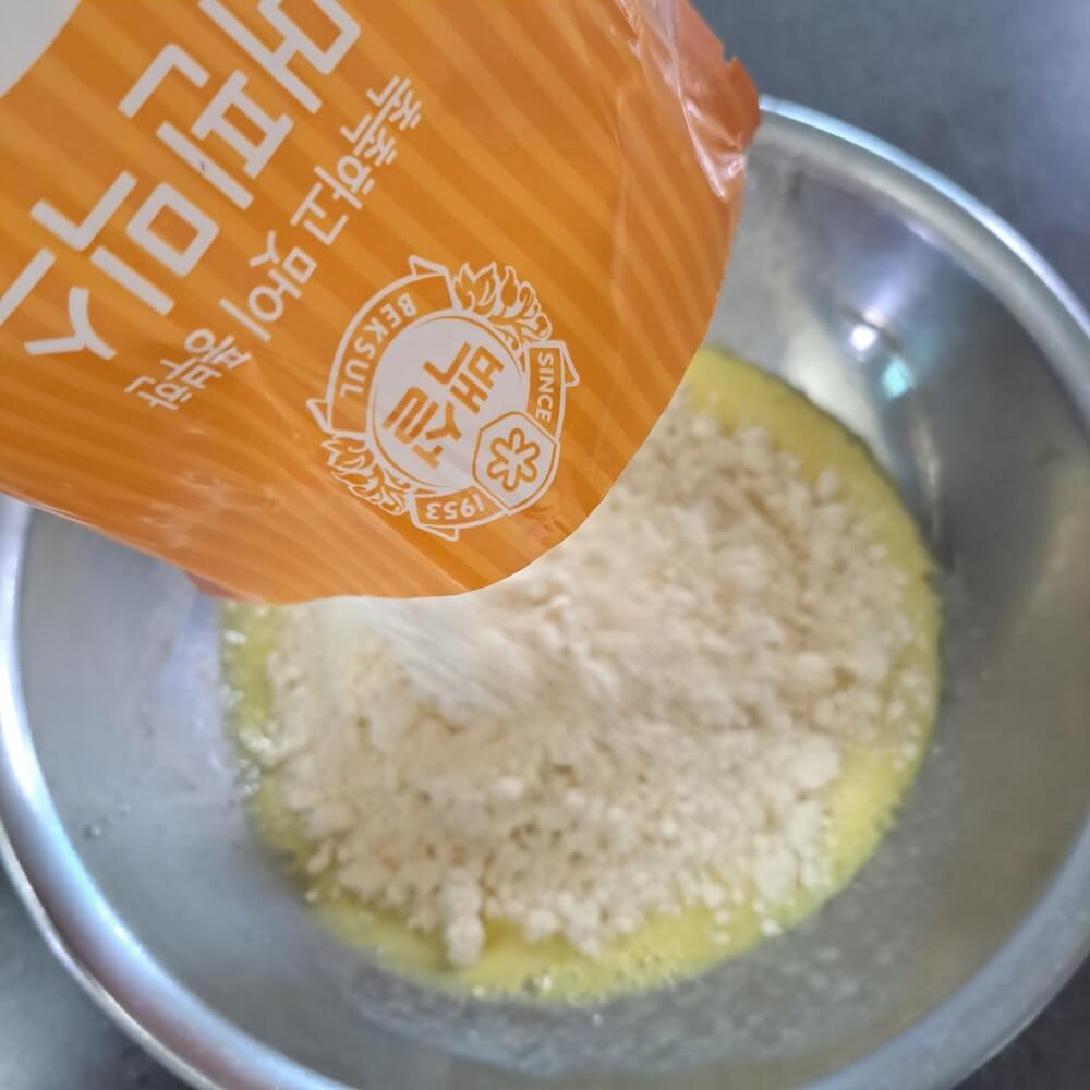 머핀믹스 넣고 섞기