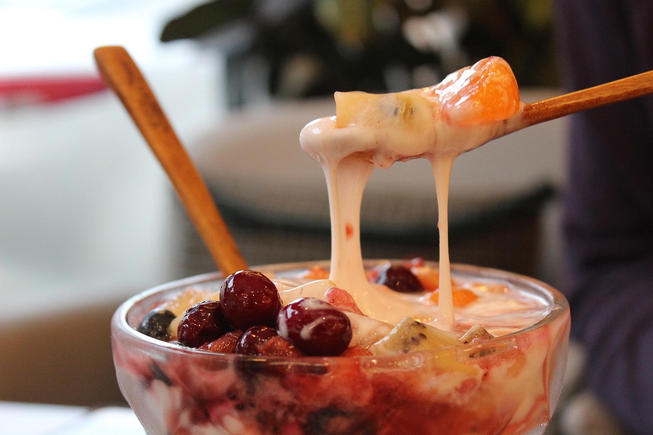 요거트에 과일이 담겨있다