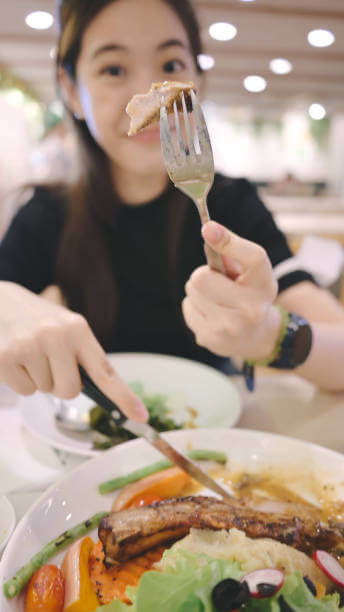 식사 전후 하면 안 되는 건강 습관 10가지