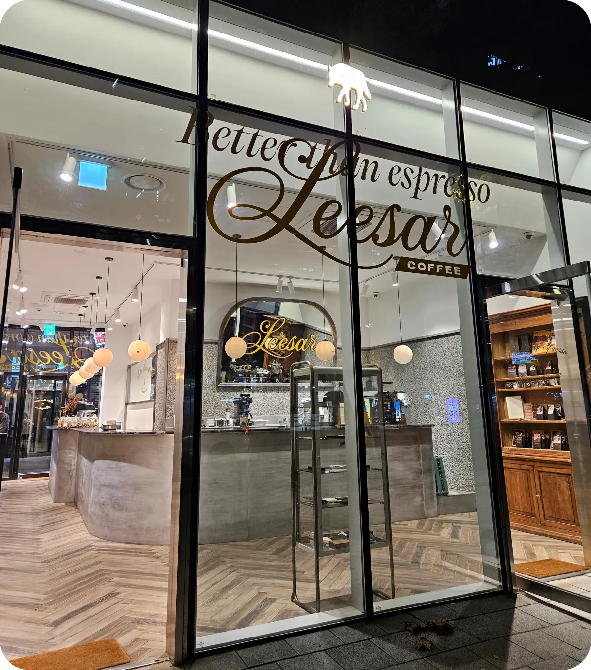 에스프레소-전문점-리사르-매장-입구