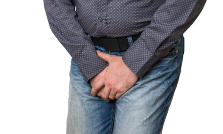 남자-손모아-중심부-서서움추린-청바지