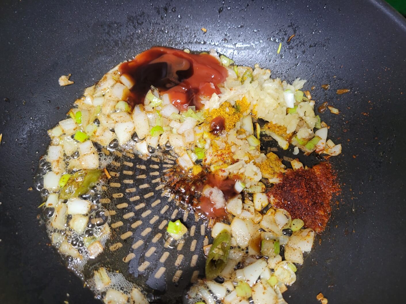 나머지 소스재료 넣고 볶기