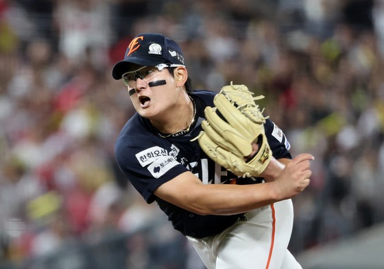 김서현 선수, 공을 던지고 있다.