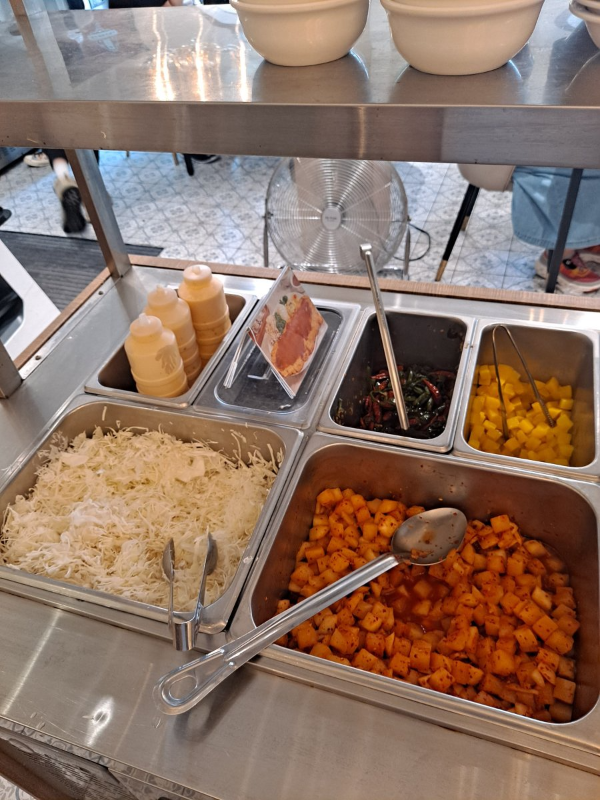 쯔왕돈까스 셀프바 반찬들