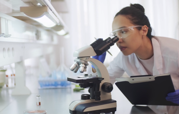 썸네일-연구중인-의사