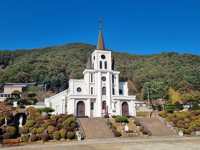 인제성당 성전 건물과 성모동상 성모상 사진