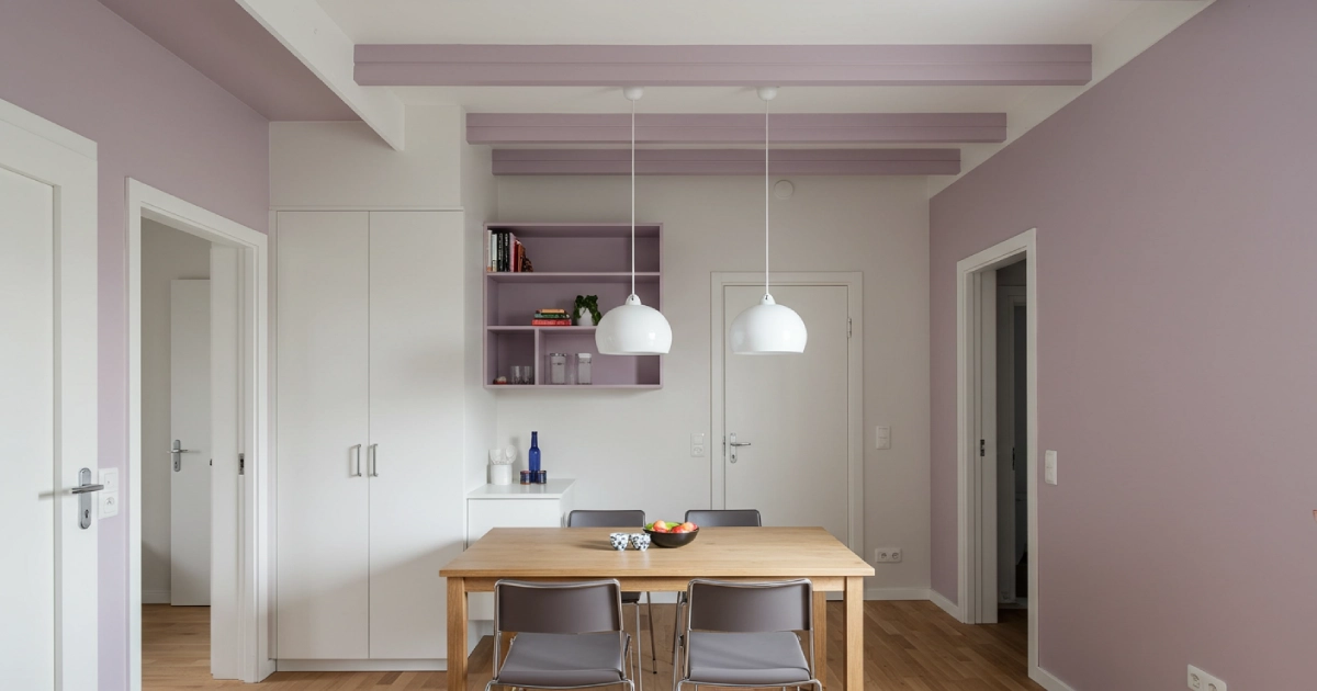 수납 선반, 조명, 인조 보가 어우러진 소형 아파트 천장 인테리어