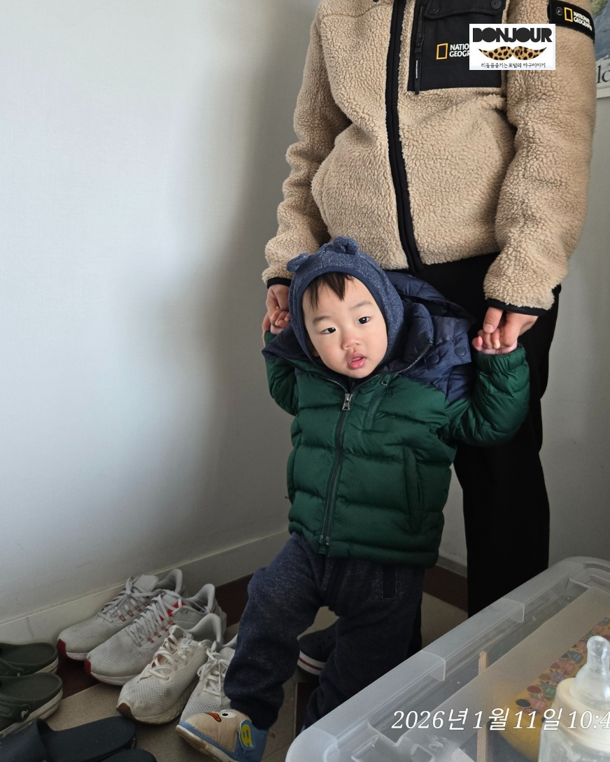 18개월 아기 양손 잡고 만세 자세로 걷기 연습하는 모습
