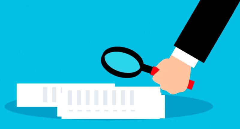 돋보기로-서류검색-하는-모습