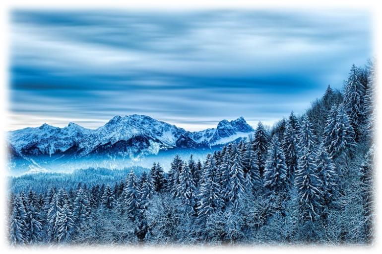 한겨울의 추운 바람과 눈 자연의 예술 작품을 담은 산문 시