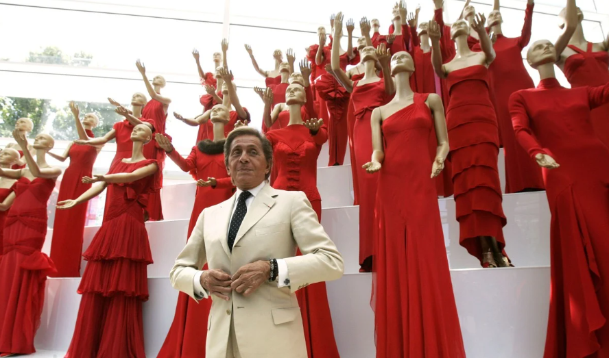 브랜드의 상징인 발렌티노 레드(Valentino Red)는 그의 디자인 철학과 시그니처 스타일을 잘 나타내는 대표적인 요소입니다.