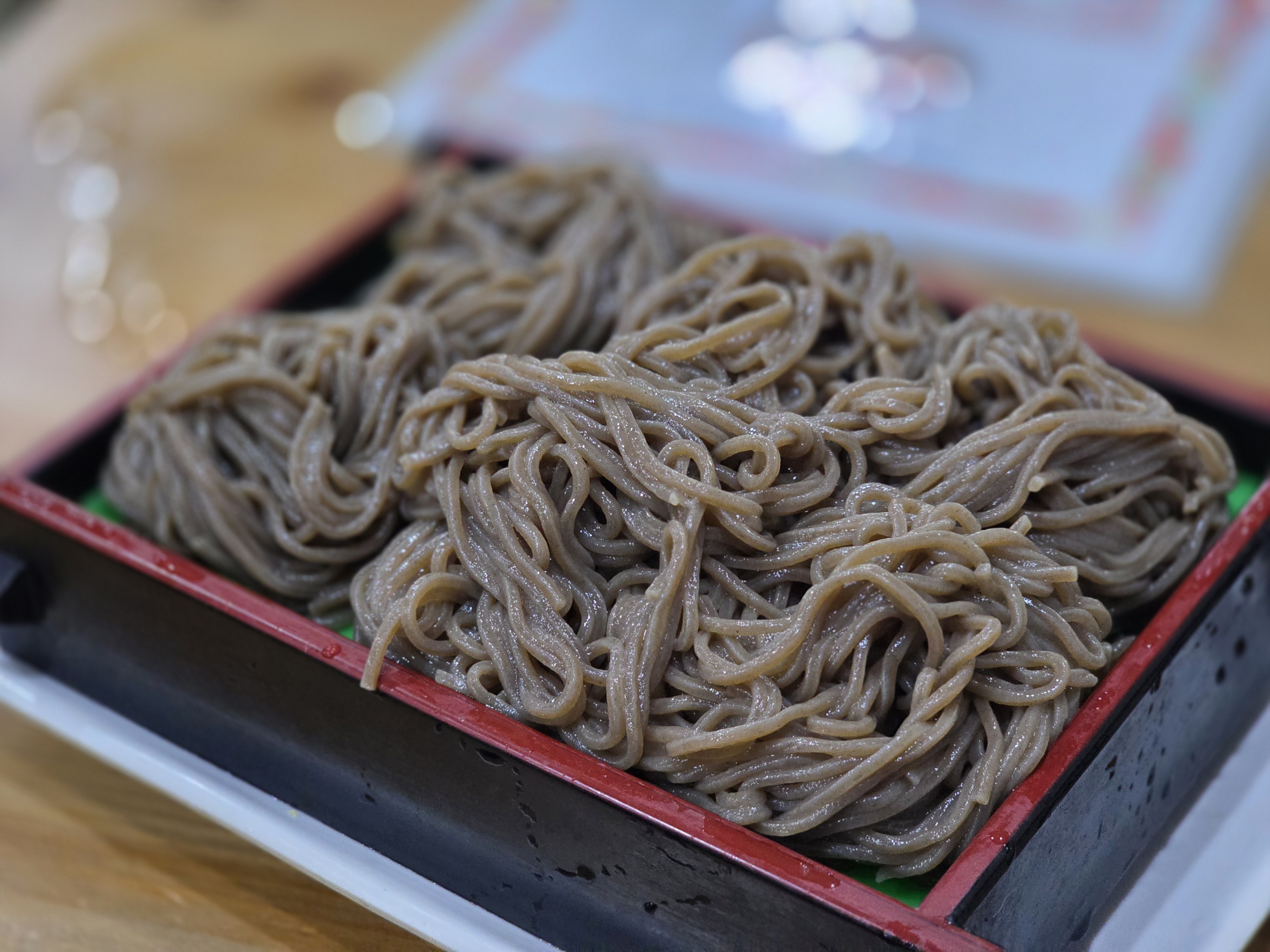커다란 판을 넉넉하게 채운 모리의 차가운 메밀면
