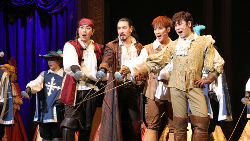 뮤지컬 용어들을 볼 수 있는 뮤지컬 '삼총사' 사진