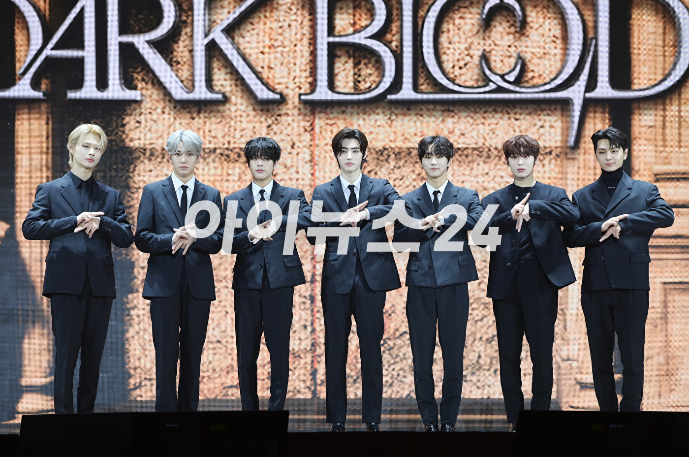 그룹 엔하이픈이 22일 열린 미니 4집 &#39;다크 블러드&#39; 발매 기념 쇼케이스에서 포즈를 취하고 있다