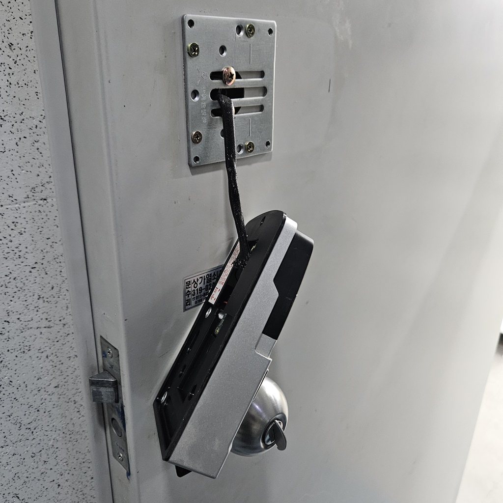 부산 강서구 대저동 산업 용품 유통 단지 부산 티플렉스 창고 출입구 방화문 손잡이 일체형 무 타공 전자 번호 도어락 디지털 자동 오토락 열쇠 설치