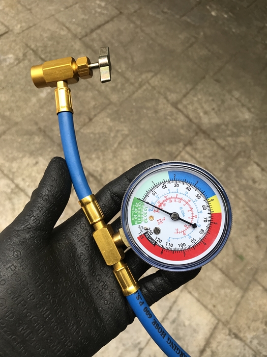 자동차 에어컨 냉매 충전용 압력 게이지 클로즈업 &ndash; R134a 냉매 주입 시 적정 압력 확인용 게이지 눈금 확인 가능